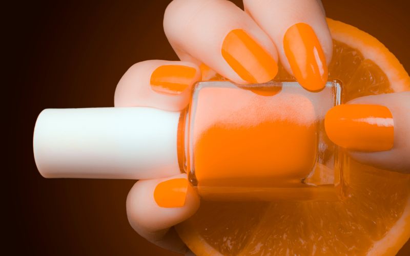 Chị em yêu thích sự tươi trẻ và sang trọng có thể lựa chọn nail màu cam