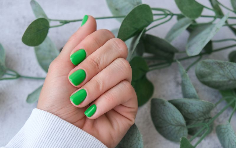 Xanh lá cây là biểu tượng của sự tươi mới giúp bộ nail của bạn trở nên đầy sức sống hơn