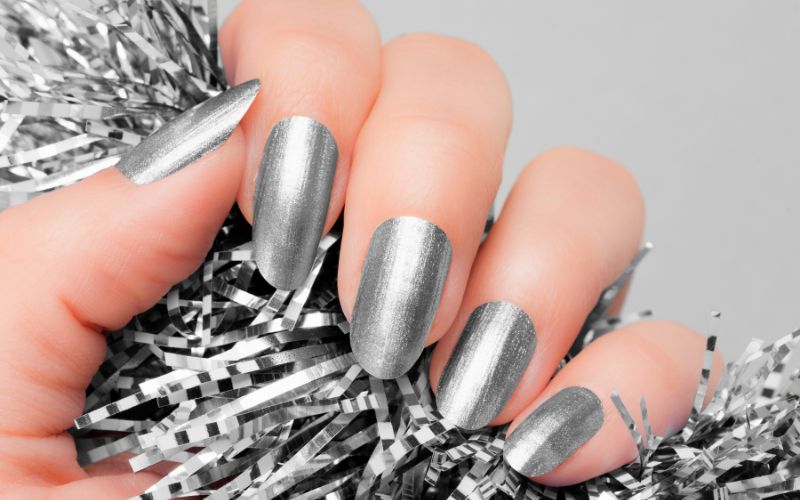 Màu nail xám có thể dễ dàng kết hợp với nhiều loại trang phục khác nhau