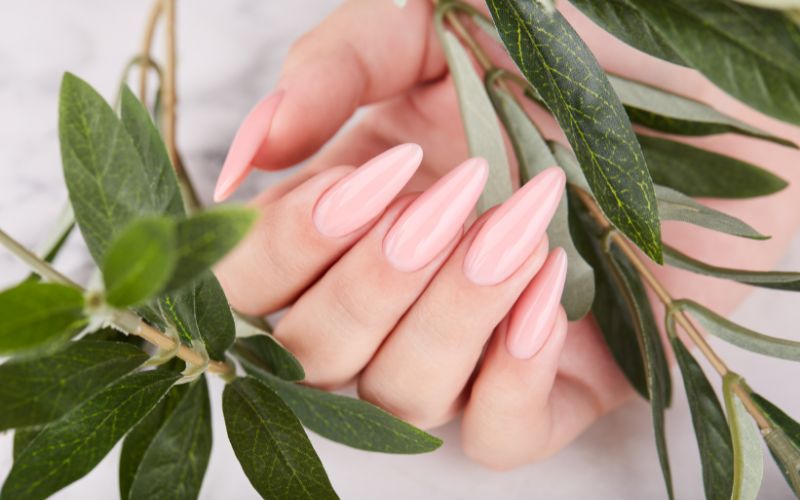 Sự mềm mại, nữ tính sẽ được thể hiện rõ nét khi bạn sử dụng màu nail hồng nhạt cho làn da bánh mật