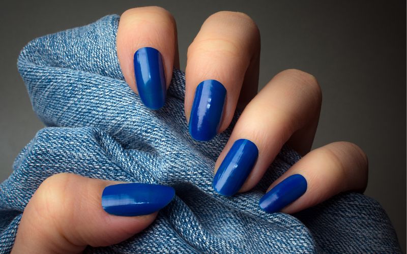 Bạn cũng có thể lựa chọn xanh navy để trang trí cho bộ nail của mình