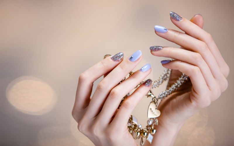Màu pastel, nude, xanh ngọc rất thích hợp với làn da bánh mật