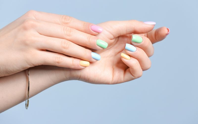 Màu nail pastel có thể phù hợp với mọi màu da kể cả những chị em sở hữu làn da bánh mật