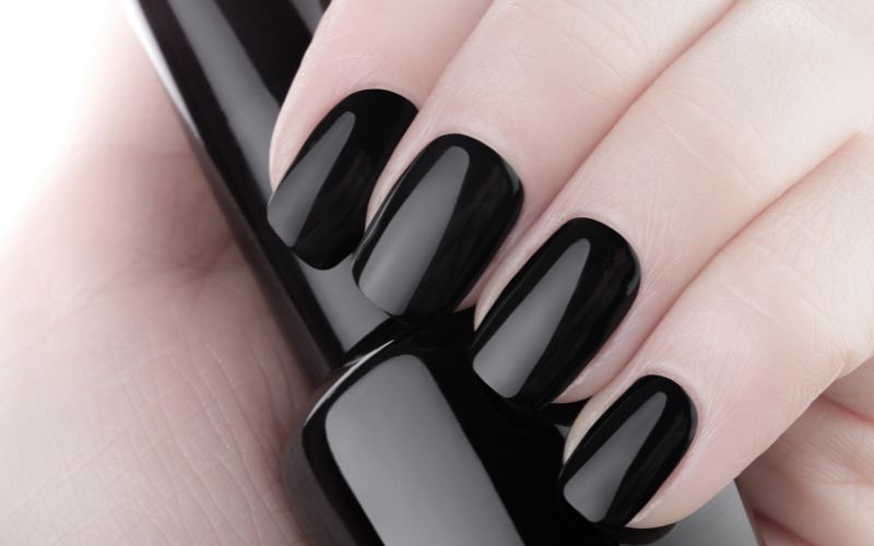 Nếu bạn thích sự cuốn hút để thể hiện cá tính của mình thì có thể lựa chọn nail màu đen