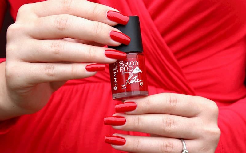 Nail màu đỏ giúp đôi tay thêm thu hút
