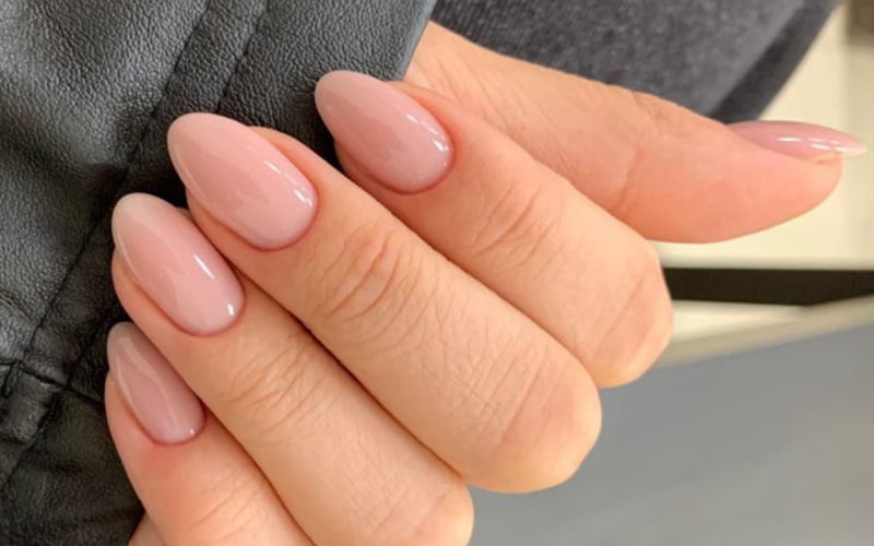 Nếu bạn thích sự đơn giản có thể lựa chọn nail màu nude