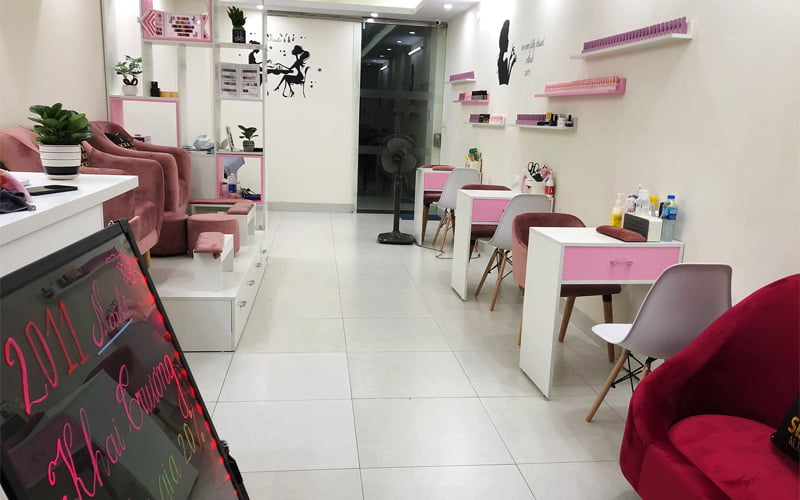 Việc mở tiệm nail ở vùng quê vừa có lợi vừa có một số điều hạn chế