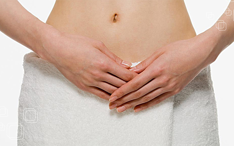 Mụn viêm bị vỡ cũng khiến làn da bị đau khi tẩy lông