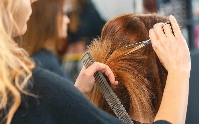 Tùy vào gương mặt để nhân viên tư vấn cho bạn kiểu tóc phù hợp